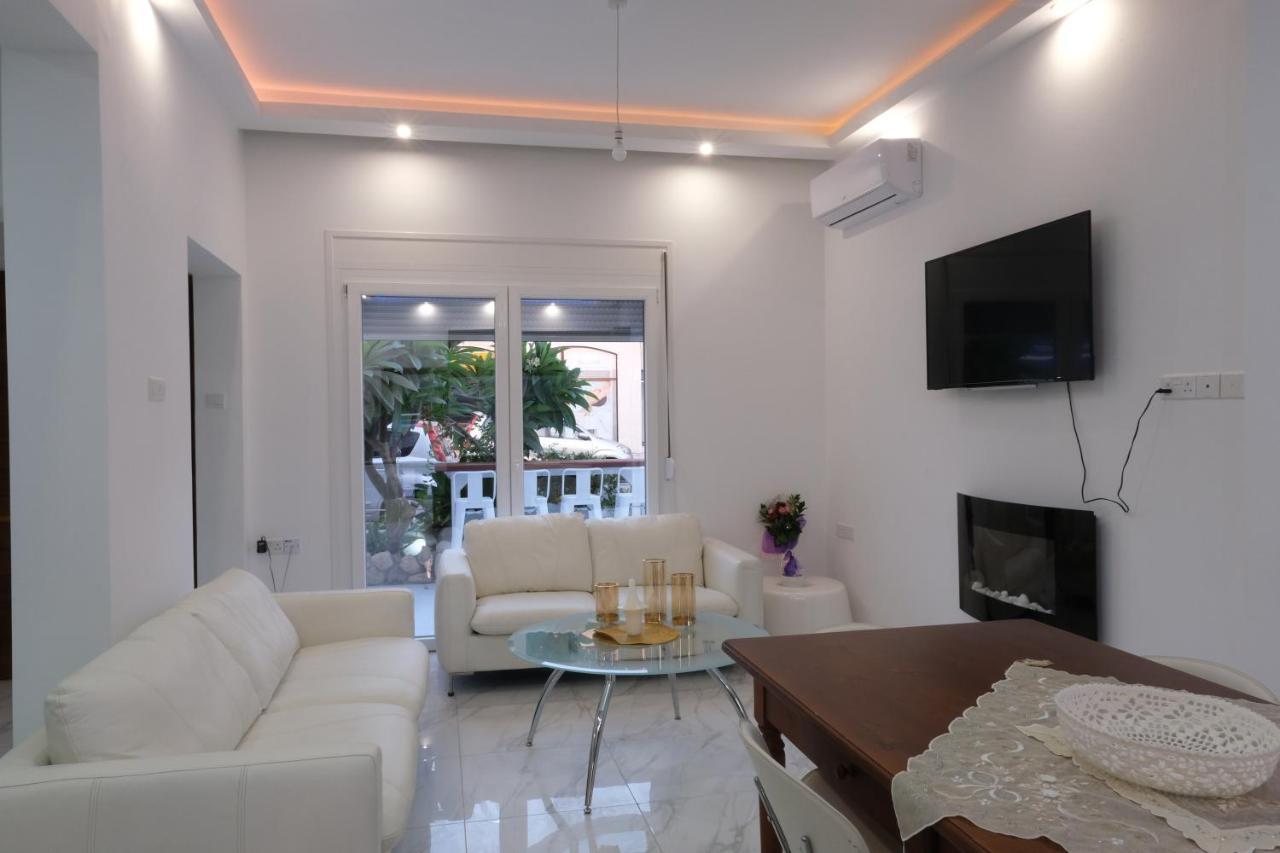 Luxury Fani House Next To Harbor Area With Jacuzzi Leilighet Paphos Eksteriør bilde